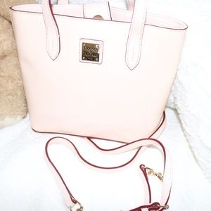 🎉Dooney & Bourke small bag.🎉